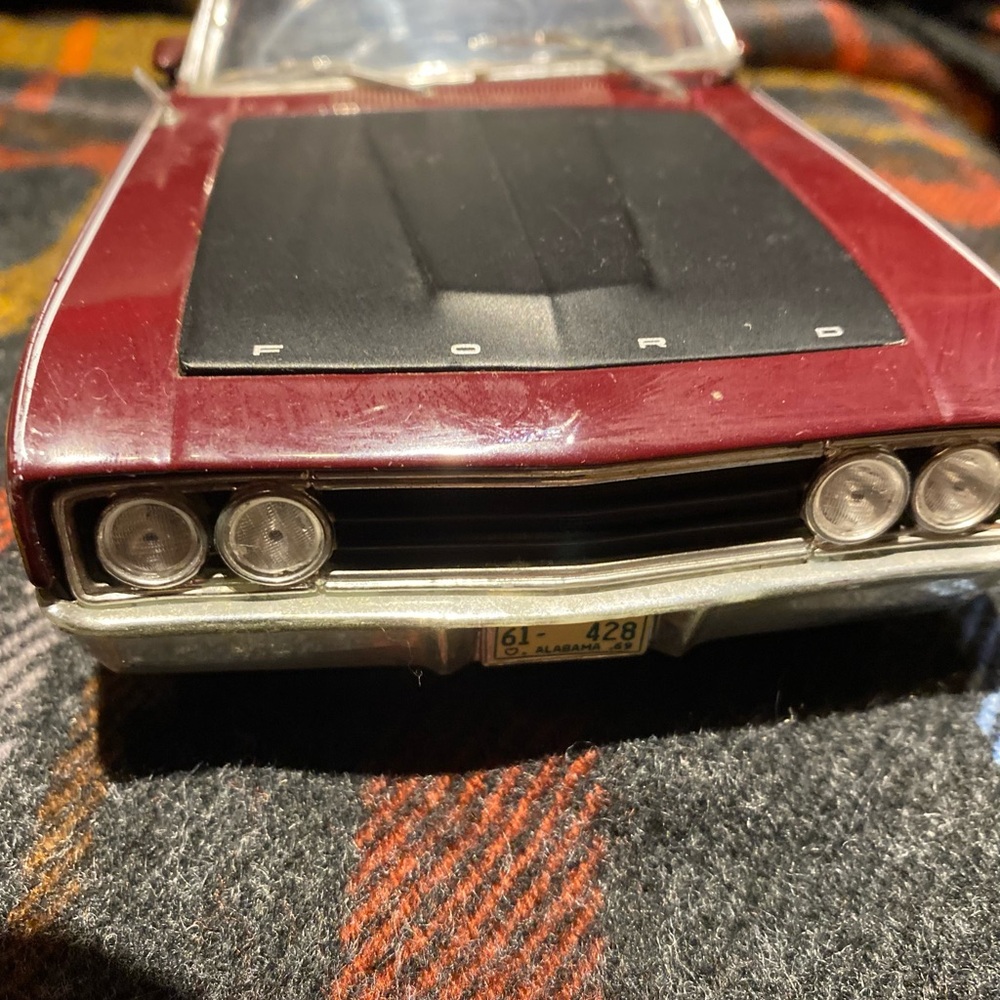 Classic Maroon Diecast Model Car - Picture 4 of 5